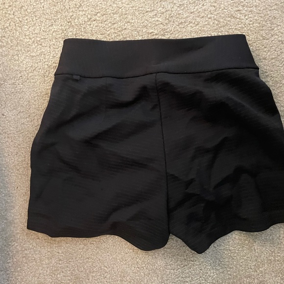 Lululemon size 4 Structured Short Black - Picture 1 of 3